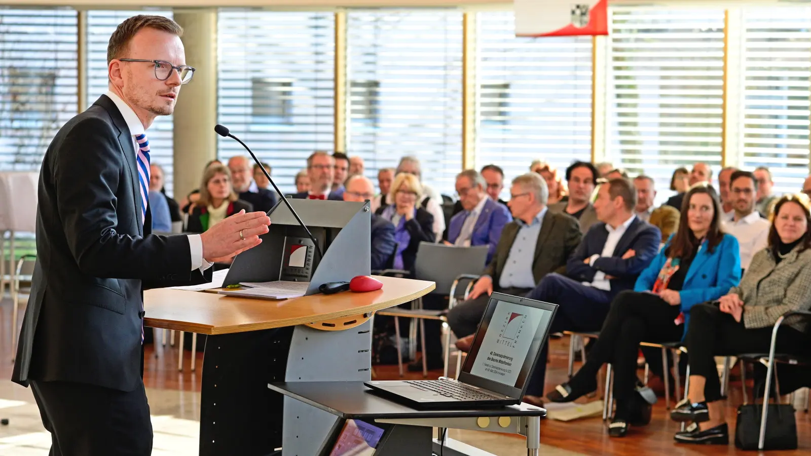 Bezirkstagspräsident Peter Daniel Forster sprach den Ausgezeichneten die Anerkennung des Bezirks Mittelfranken für ihr Engagement beim Denkmalschutz aus. (Foto: Jim Albright)