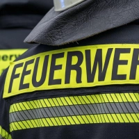 Die Feuerwehr rückt mit einem Großaufgebot an. (Symbolbild) (Foto: Daniel Vogl/dpa)