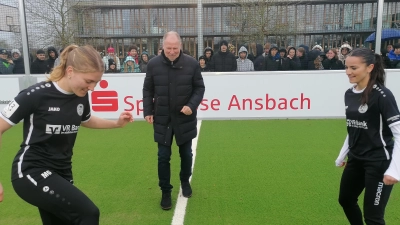 Der Platz ist eingeweiht: Unser Foto zeigt (von links) Marlene Ganßer, Stefan Reuter und Djellza Istrefaj beim Anstoß. (Foto: Friedrich Zinnecker)