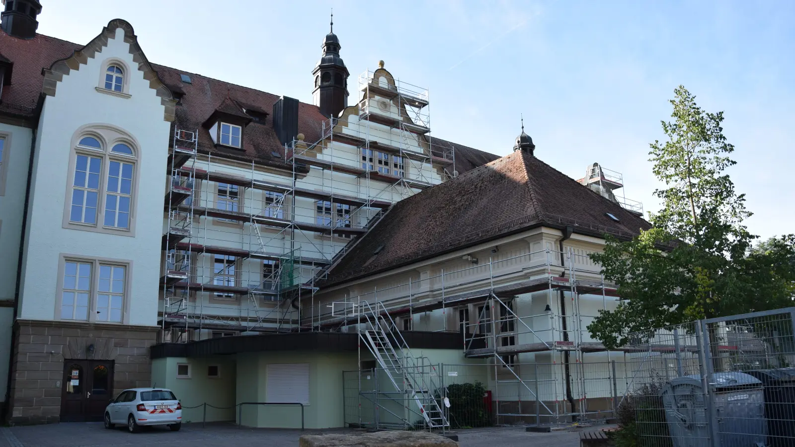 Am historischen Altbau der Luitpoldschule werden derzeit Malerarbeiten an der Fassade ausgeführt. (Foto: Florian Schwab)