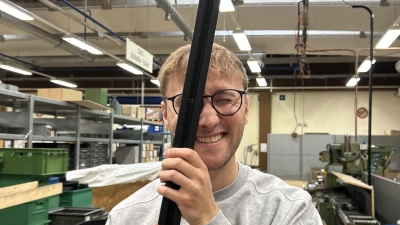 Durch die Aluleiste bohrte Marco Meier kurz zuvor die vorgesehenen Löcher. Ob er Durchblick hat, hat er gleich ausgetestet.  (Foto: Fabienne Weinhold)