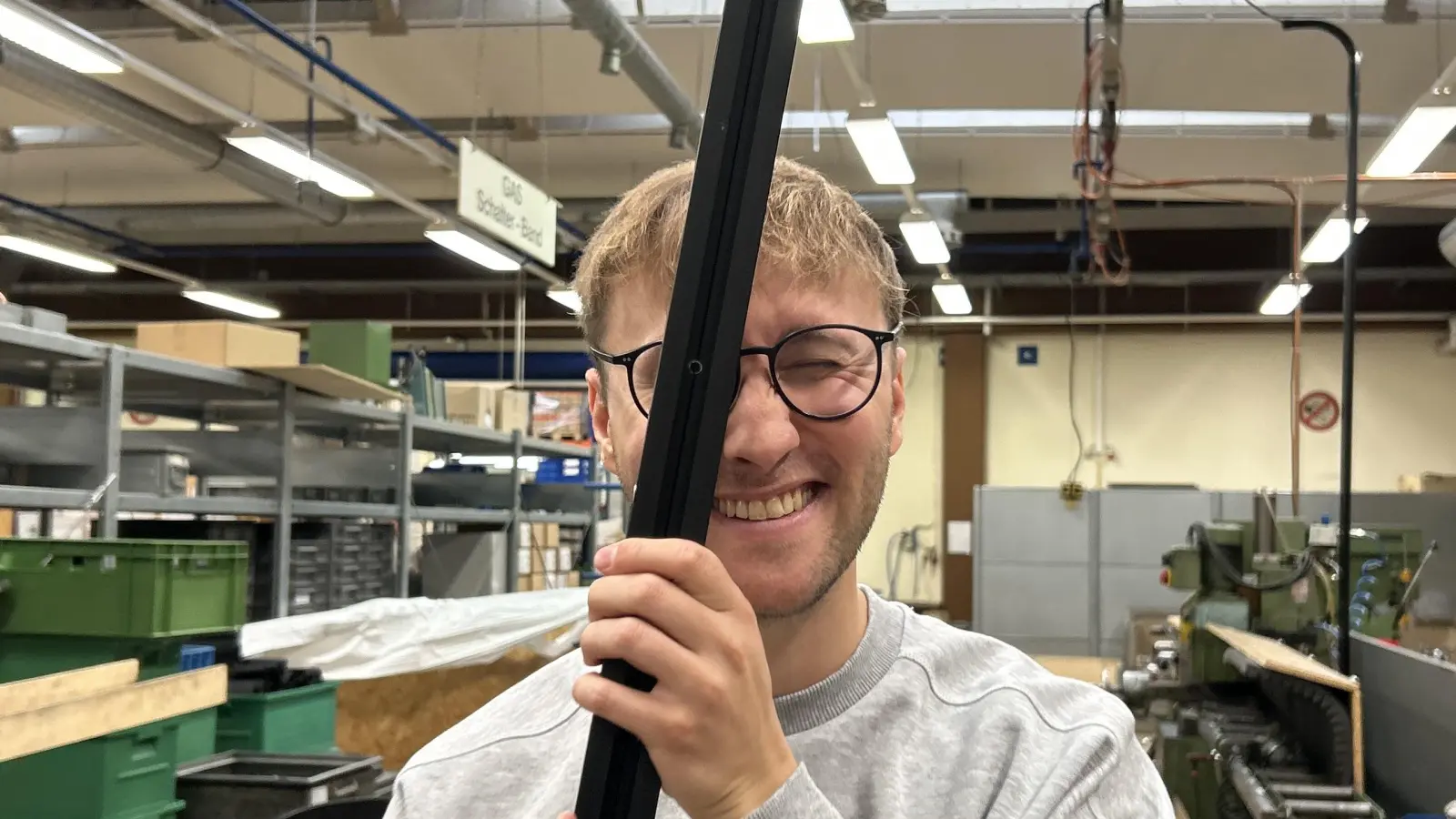 Durch die Aluleiste bohrte Marco Meier kurz zuvor die vorgesehenen Löcher. Ob er Durchblick hat, hat er gleich ausgetestet.  (Foto: Fabienne Weinhold)
