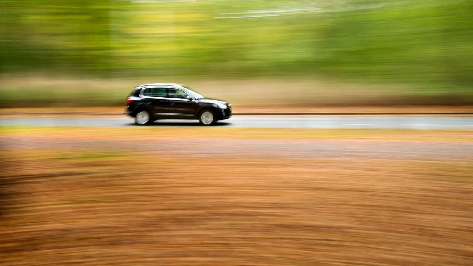 AT-Reifen versprechen Robustheit und Zugkraft im Gelände, aber im Alltag verhalten sich Standardreifen auf der Straße sicherer. (Foto: Julian Stratenschulte/dpa/dpa-tmn)