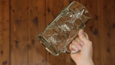 Mit einem solchen gläsernen Maßkrug schlug der Aushilfskellner am letzten Tag der Dinkelsbühler Kinderzeche im Bierzelt zu. (Foto: Antonia Müller)