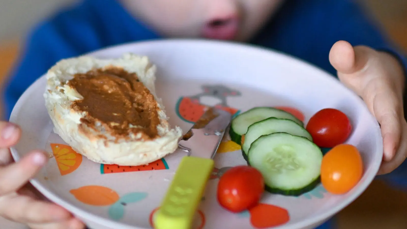 Für Kinder muss vegetarische Ernährung besonders gut gemacht sein, sagen Fachleute.  (Foto: Hendrik Schmidt/dpa)