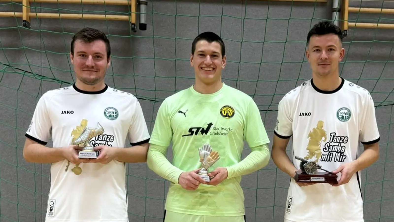 Die Gewinner der Sonderpokale, von links: Maximilian Christ (bester Spieler, SG Herrieden), Lars Albig (bester Torhüter, TSV Crailsheim) und der beste Torschütze Jonas Schröder (Herrieden). (Foto: Sebastian Sauber)