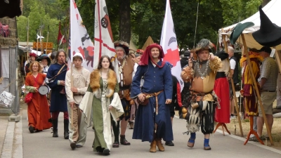 Die Ritterspiele Lichtenau starteten am Donnerstag: Bis Sonntag bietet die Burg eine historische Bühne für 400 Darstellende. (Foto: Calotta Halbrock)