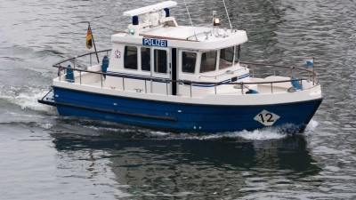 Die Wasserschutzpolizei nimmt den Unfall auf. (Symbolbild) (Foto: picture alliance / dpa)