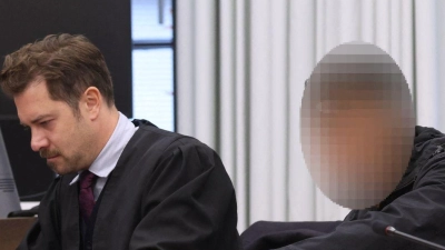 Der Angeklagte sitzt zwischen seinen beiden Rechtsanwälten im Gerichtssaal. (Foto: Karl-Josef Hildenbrand/dpa)