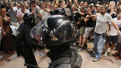 Bei Protesten gegen die Regierung in Serbien kommt es zu Auseinandersetzungen zwischen Polizei und Regierungsanhängern. (Archivbild) (Foto: Darko Vojinovic/AP/dpa)