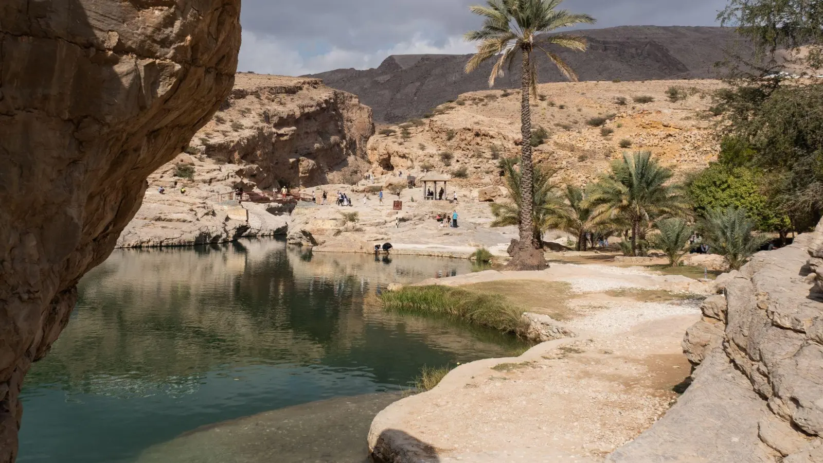 Das Wadi Bani Khalid erfreut sich vor allem an Wochenenden großer Beliebtheit. Auf dem Asphaltweg zum See und den Badepools vereint sich dann ein bunter Völkermix. (Foto: Andreas Drouve/dpa-tmn)