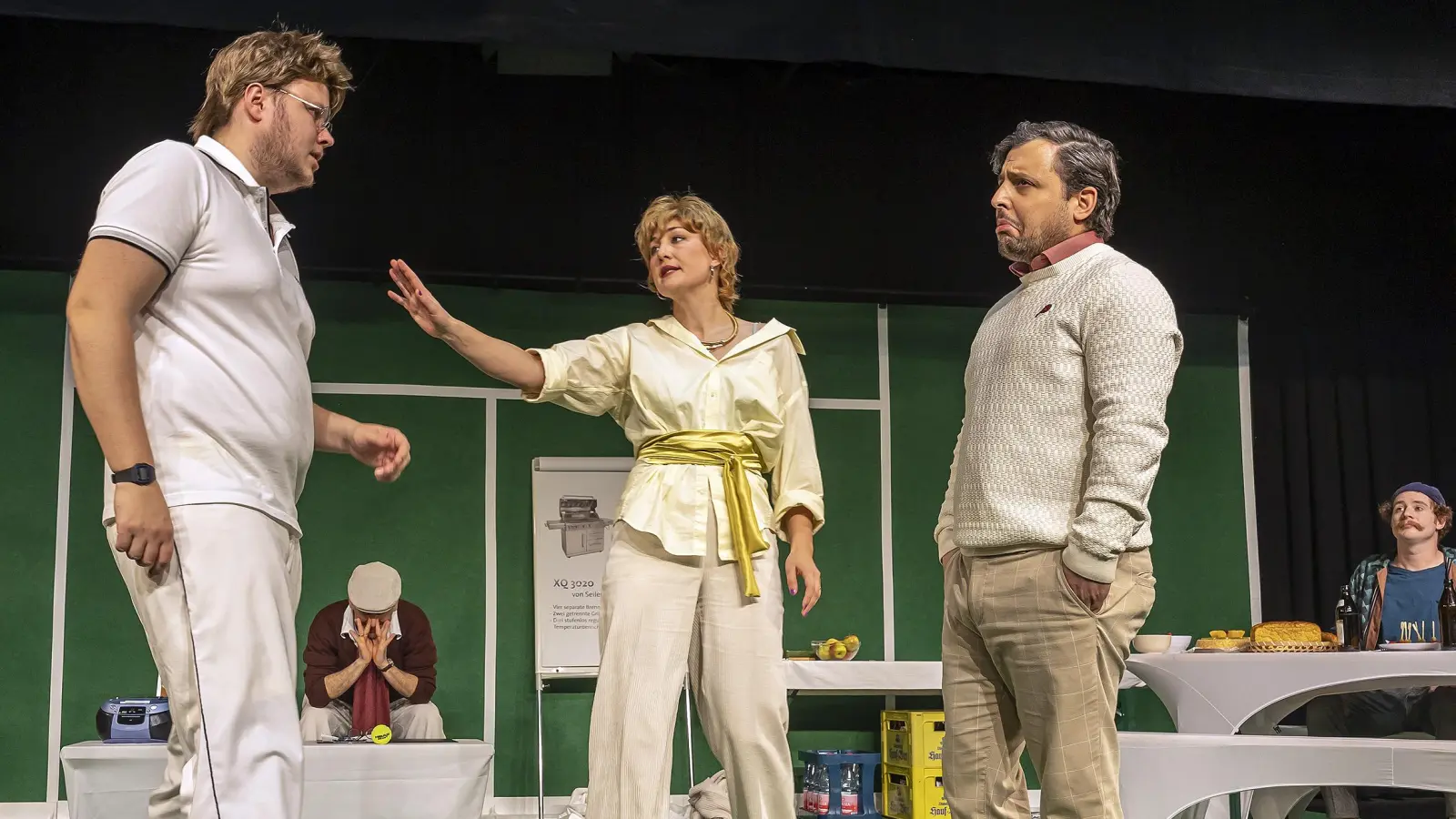 Clinch im Tennisclub (von links): Jan Fritz Meier, Andreas Peteratzinger, Lena Matthews-Noske, Cem Göktas und Mario Brutschin bei einer entgleisenden Vereinssitzung. (Foto: Landestheater/Hans von Draminski)