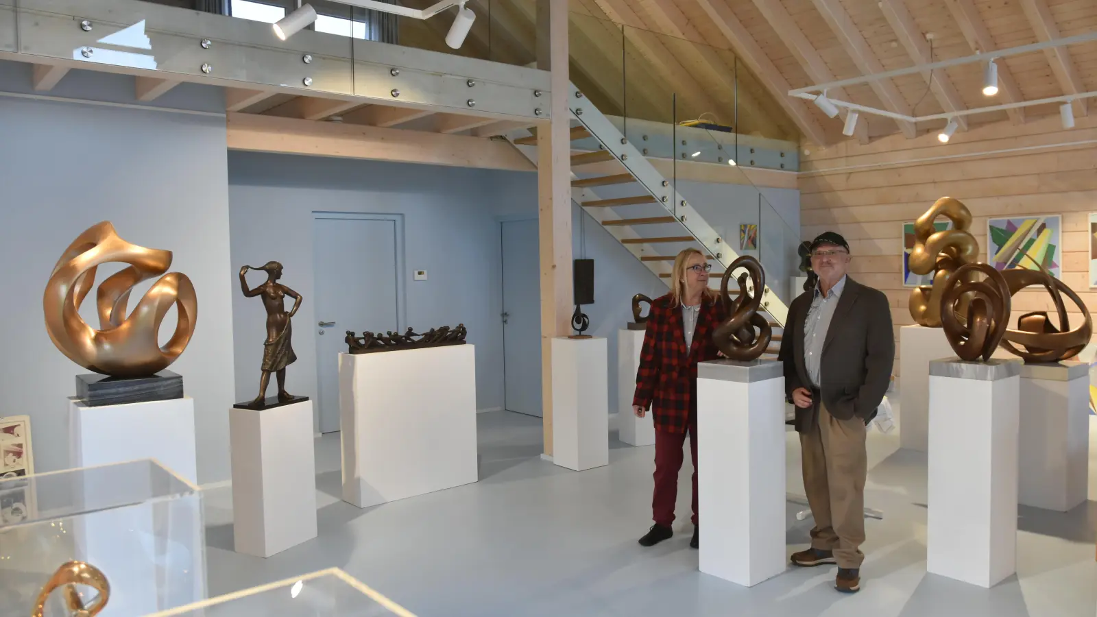 Barbara Gebauer und Johann Popp sind stolz auf das Haus im Münchsteinacher Ortsteil Altershausen, in dem sie die Kunstsammlung des Stuttgarter Bildhauers Herbert Gebauer in Szene gesetzt haben. (Foto: Anita Dlugoß)