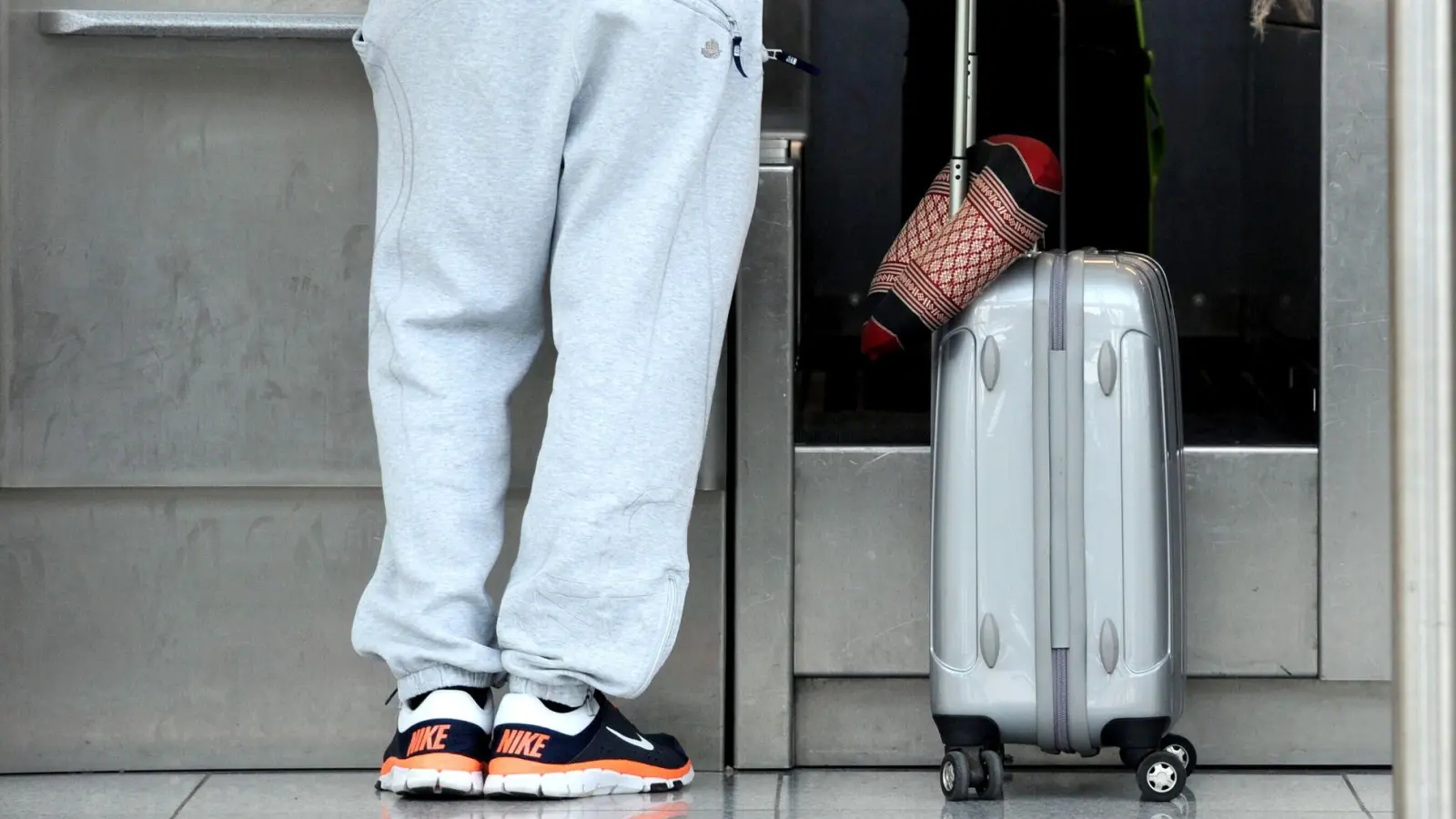 Für manche Menschen ist die Jogginghose das perfekte Kleidungsstück für den Flug. Aber kann sie auch ein stilvolles sein? (Foto: Tobias Hase/dpa-tmn)