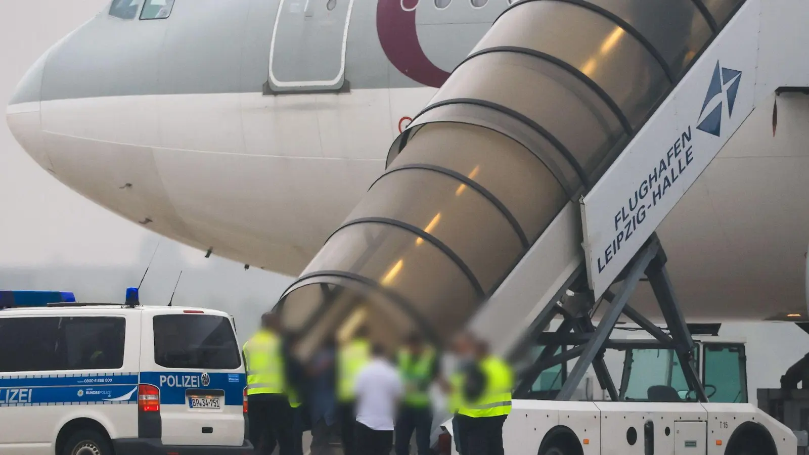 Unter den 81 Personen an Bord des Qatar Airways Fliegers waren mindestens drei Personen, die zuvor aus psychiatrischen Kliniken in Bayern geholt wurden. (Archivbild) (Foto: Jan Woitas/dpa)