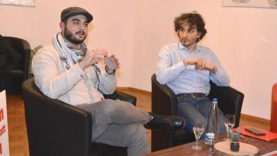 Landratskandidat Leon Bachmann (links) und der Bundestagsabgeordnete Ates Gürpinar (rechts) referierten über das Krankenhauswesen und die Frage der künftigen Gesundheitsversorgung.  (Foto: Peter Tippl)