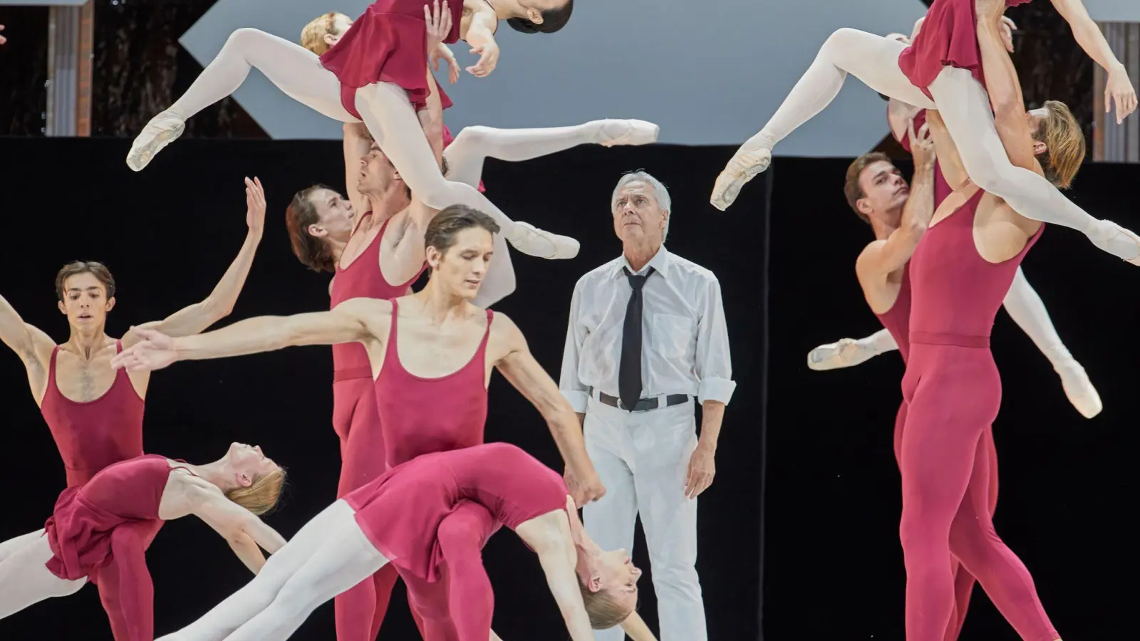 Das Hamburg Ballett zeigt „The World of John Neumeier“ auf dem Rathausmarkt. (Foto: Georg Wendt/dpa)