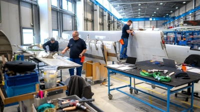 In einer Werkstatt nahe Bremen werden Flugzeugteile aus ganz Europa repariert. (Foto: Sina Schuldt/dpa)