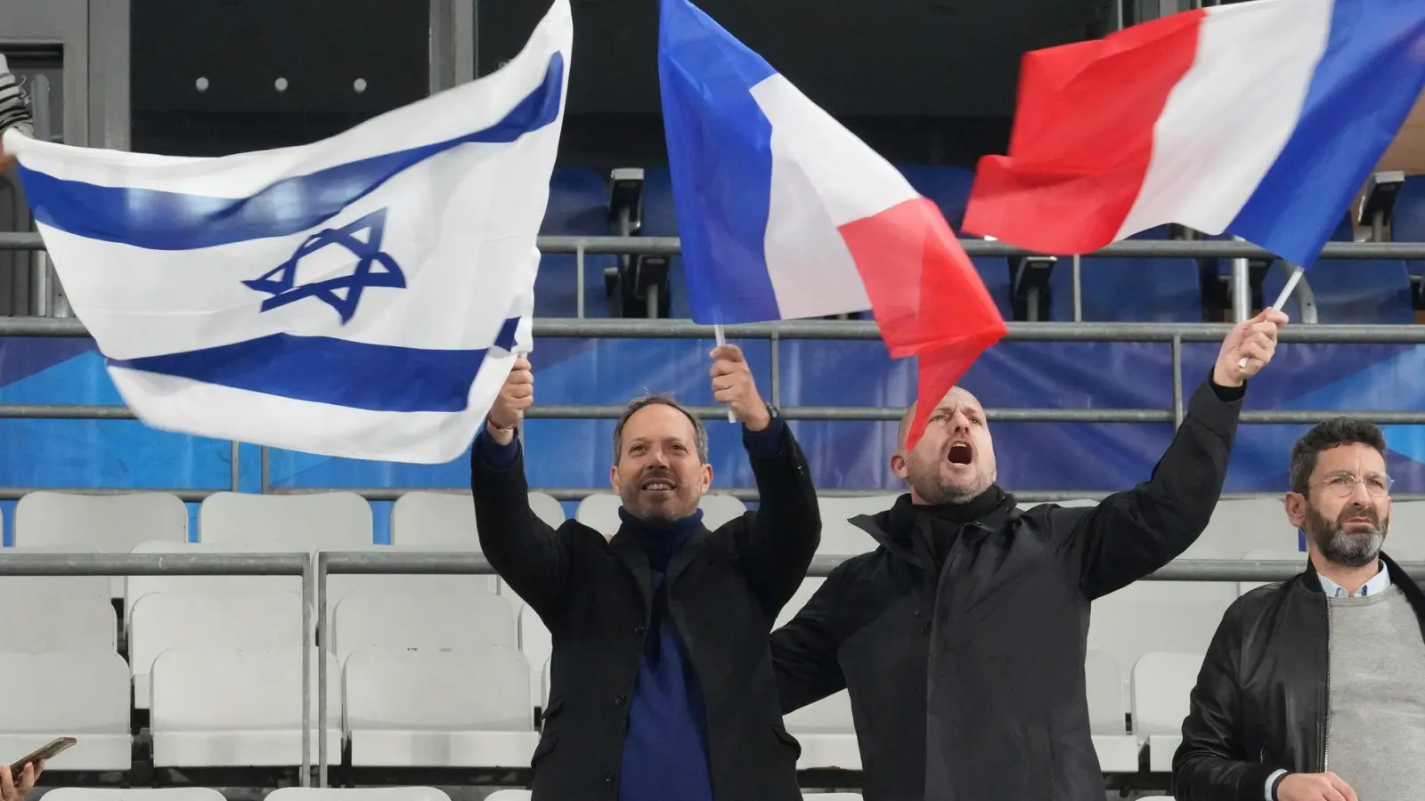 Im Stade de France blieben viele Ränge leer. (Foto: Michel Euler/AP/dpa)