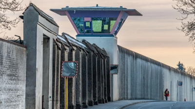 Ein Häftling der JVA Straubing ist wegen Mordes an einem Mithäftling verurteilt worden. (Symbolbild) (Foto: Armin Weigel/dpa)