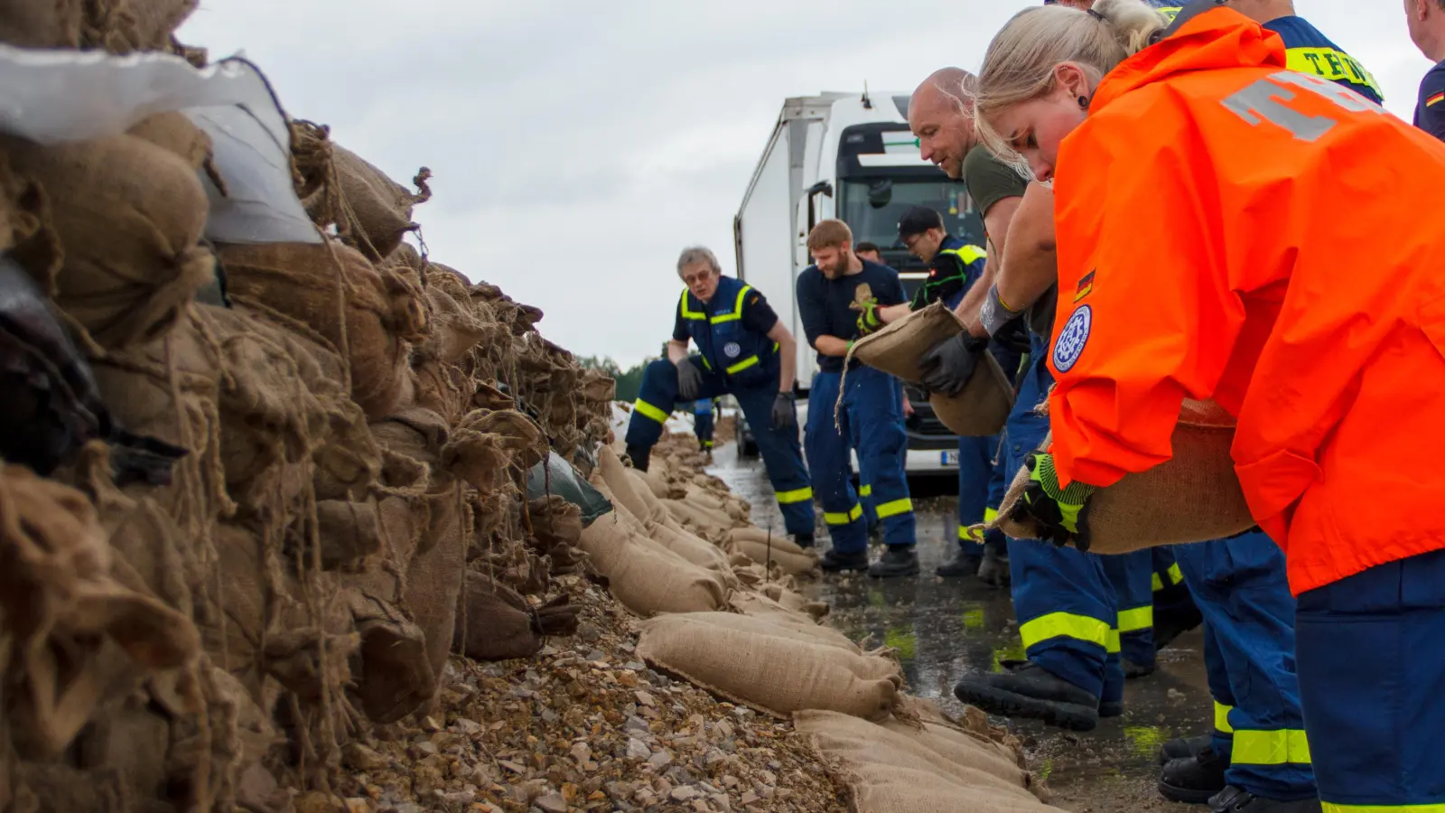 Einsatz während des Junihochwassers in Südbayern an der Bundesstraße 16 bei Manching: Mit Sandsäcken schützten THW-Helfer vom Ortsverband Feuchtwangen zusammen mit Kameraden aus Rothenburg, Lauf, Schwandorf und Fürth ein Wohngebiet vor der Überflutung. (Foto: THW-Mediateam Bayern/Christian Schobert)