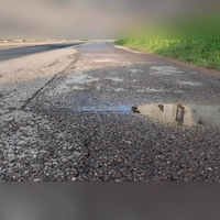 Wasser ist der Feind der Straßen, zumindest der kaputten, wie Ingenieur Ulf-Holger Horwarth in der Gemeinderatssitzung in Flachslanden erklärte. (Symbolbild: Antonia Müller)