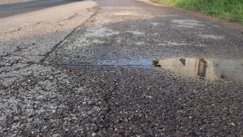 Wasser ist der Feind der Straßen, zumindest der kaputten, wie Ingenieur Ulf-Holger Horwarth in der Gemeinderatssitzung in Flachslanden erklärte. (Symbolbild: Antonia Müller)