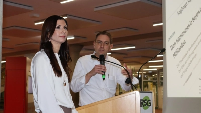 Gegensätzlich, aber sachlich verlief der Meinungsaustausch zwischen der Mediroth-Vorsitzenden Michaela Ebner (links) und Landrat Dr. Jürgen Ludwig (rechts). (Foto: Thomas Schaller)