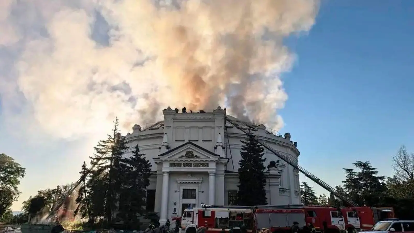 In Sewastopol traf ein ukrainischer Drohnenangriff ein Geschichtsmuseum.  (Foto: Uncredited/Sevastopol mayor Mikhail Razvozhaev telegram channel/AP/dpa)