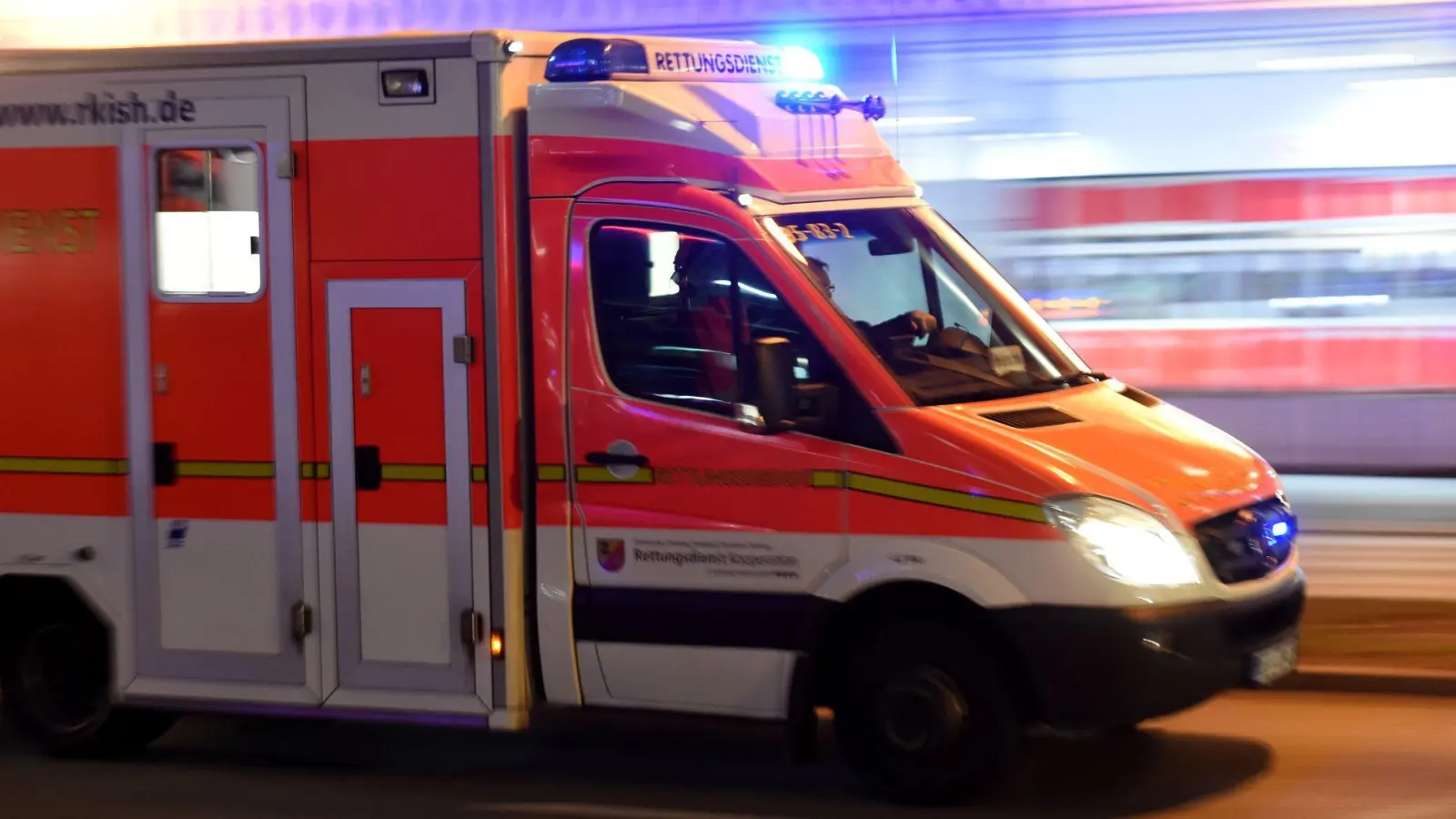 Eine verletzte Person wurde in ein Krankenhaus gebracht. (Symbolbild)  (Foto: Carsten Rehder/dpa)