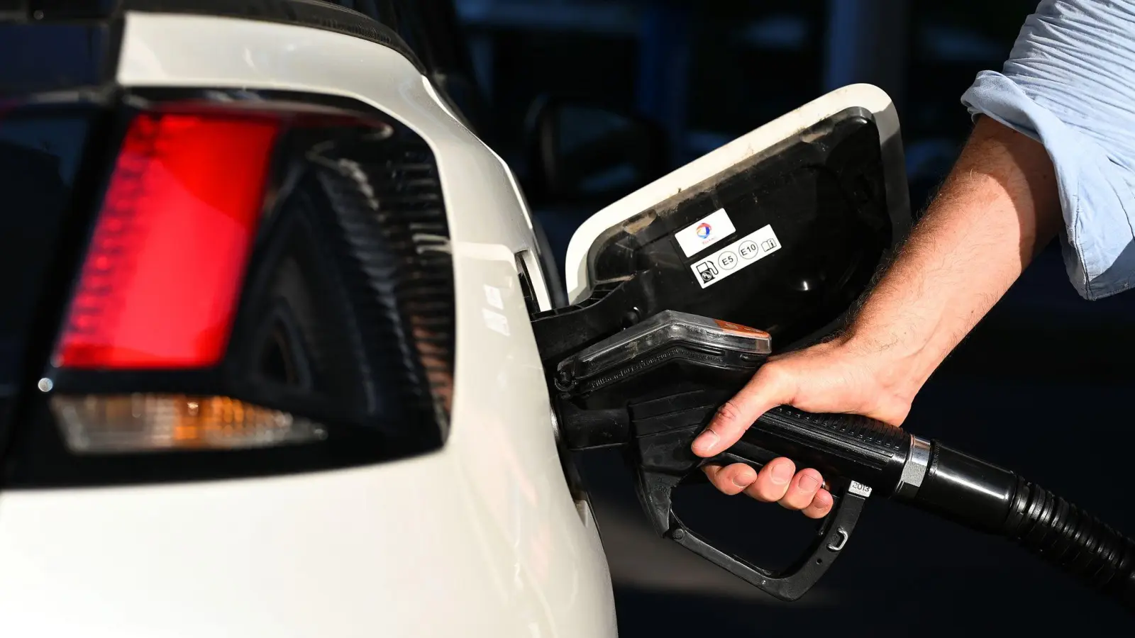 Die CO2-Abgabe wird unter anderem auf Kraftstoffe erhoben. 21,4 Milliarden Euro kamen 2025 zusammen. (Symbolbild)  (Foto: Monika Skolimowska/dpa-Zentralbild/dpa)