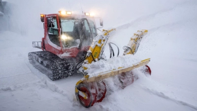 Eine Schneefräse räumt den Neuschnee von der Terrasse des Zugspitzplatt. (Foto: Peter Kneffel/dpa)