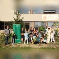 Schulleiter Patrick Seitz, AOK-Mittelfranken-Direktorin Thea Götz und die Schülerinnen und Schüler der Kombiklasse 7/8 (von links) bei der Ernte von Gemüse. (Foto: AOK Bayern/Jasmin Weber)