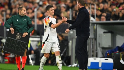Ungeplantes Wiedersehen bei der Nationalmannschaft: Angelo Stiller (l) und Bundestrainer Julian Nagelsmann. (Archivild) (Foto: Tom Weller/dpa)