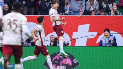 Augsburg-Profi Fellhauer jubelt nach seinem Bundesliga-Rekordtreffer. (Foto: Tom Weller/dpa)