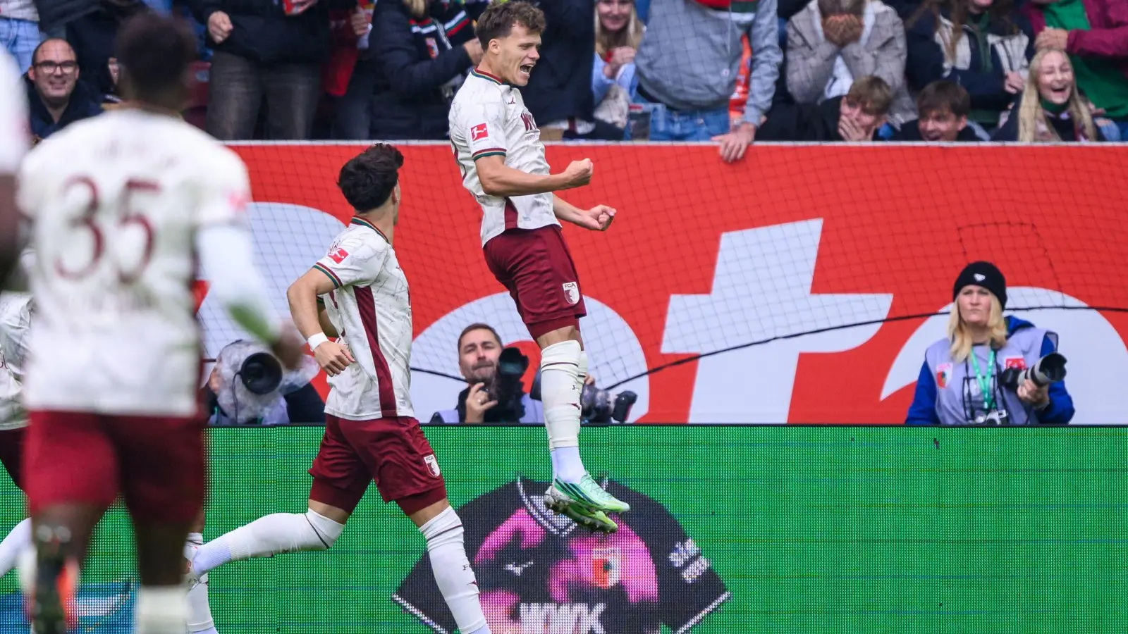 Augsburg-Profi Fellhauer jubelt nach seinem Bundesliga-Rekordtreffer. (Foto: Tom Weller/dpa)