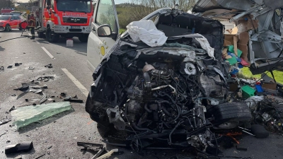 Für den Transporterfahrer kommt jede Hilfe zu spät. Der Fahrer des Tanklastzugs kommt dagegen mit schweren Verletzungen ins Krankenhaus. (Foto: Frank Mertel/NEWS5/dpa)