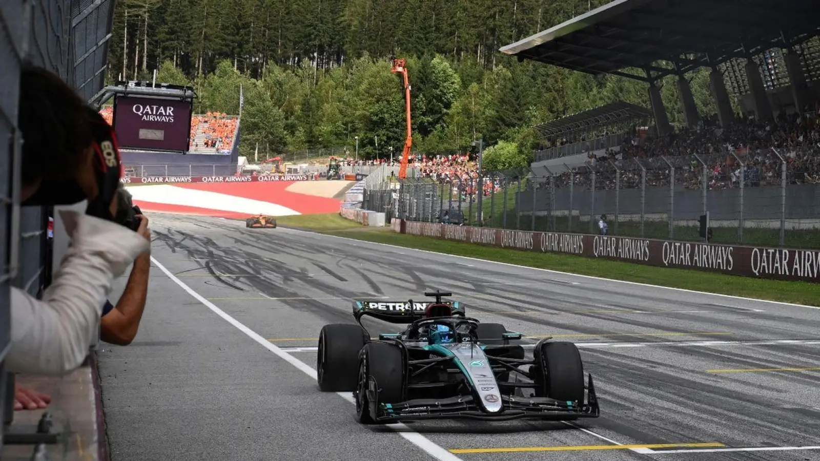 Mercedes-Pilot George Russell fährt in Spielberg als Erster über die Ziellinie. (Foto: Christian Bruna/Pool AP/dpa)