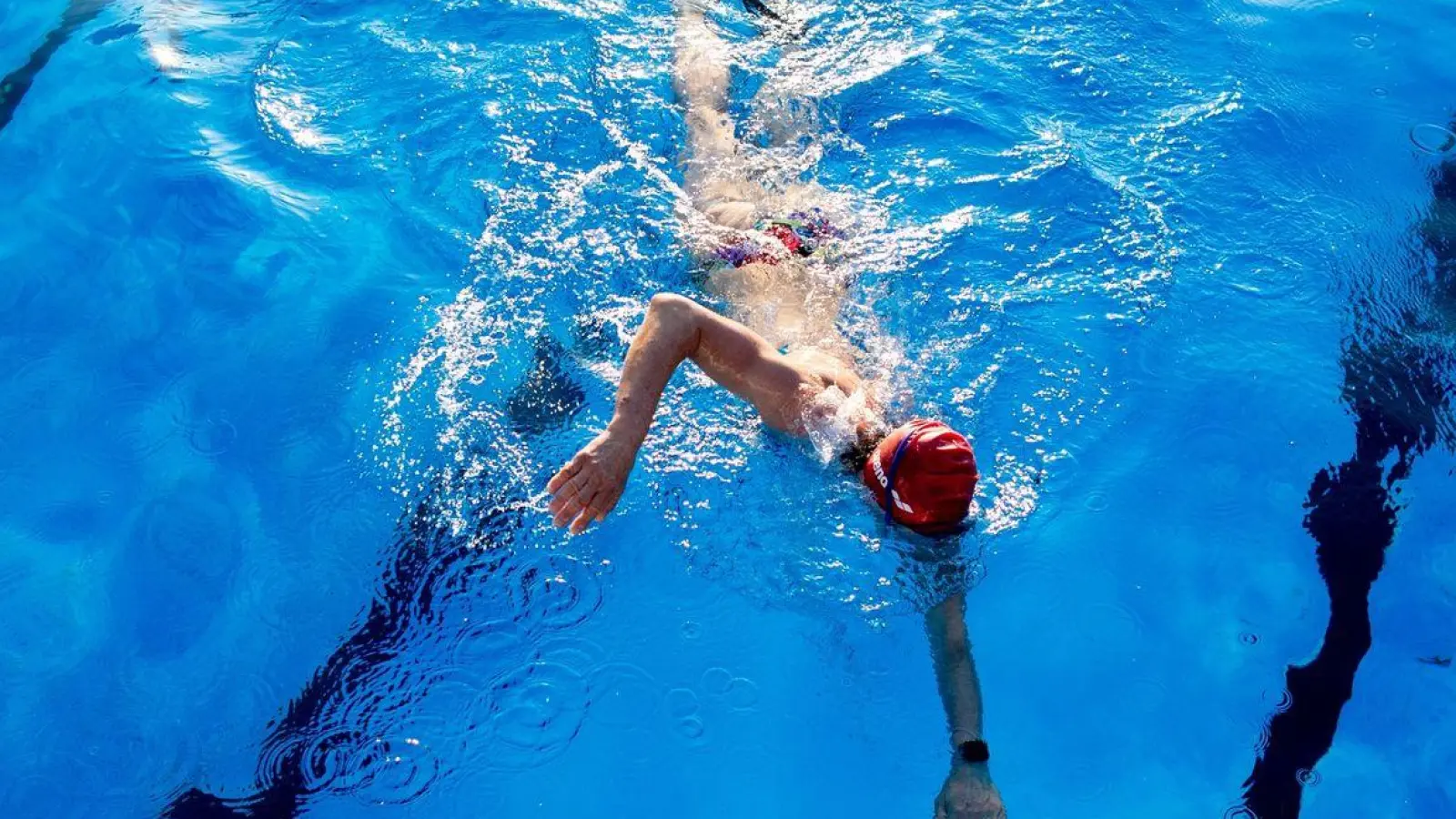 Die DLRG hat so viele Mitglieder wie noch nie. Die Menschen geben zum Beispiel Schwimmunterricht oder werden Rettungsschwimmer. (Foto: Hauke-Christian Dittrich/dpa)