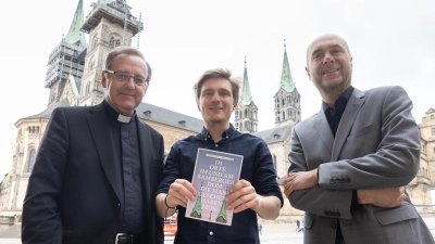 An dem Reiseführer „111 Orte im und am Bamberger Dom, die man gesehen haben muss“ wirkten mit (von links): Domkapitular Dr. Norbert Jung aus Ansbach sowie Dominik Schreiner und Harry Luck. (Foto: Nadine Luck)