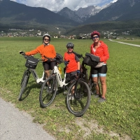 Als Team meisterten sie die Fahrradtour zum Gardasee (von links): Margit Rank, Ayden Haner und Claudia Scheidt. (Foto: privat)