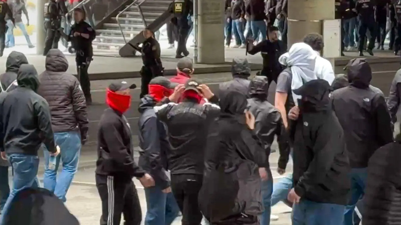 Vor dem Spiel des FC Bayern gegen den VfB Stuttgart kam es zu einer Schlägerei zwischen rivalisierenden Fans. (Foto: -/EinsatzReport24/dpa)