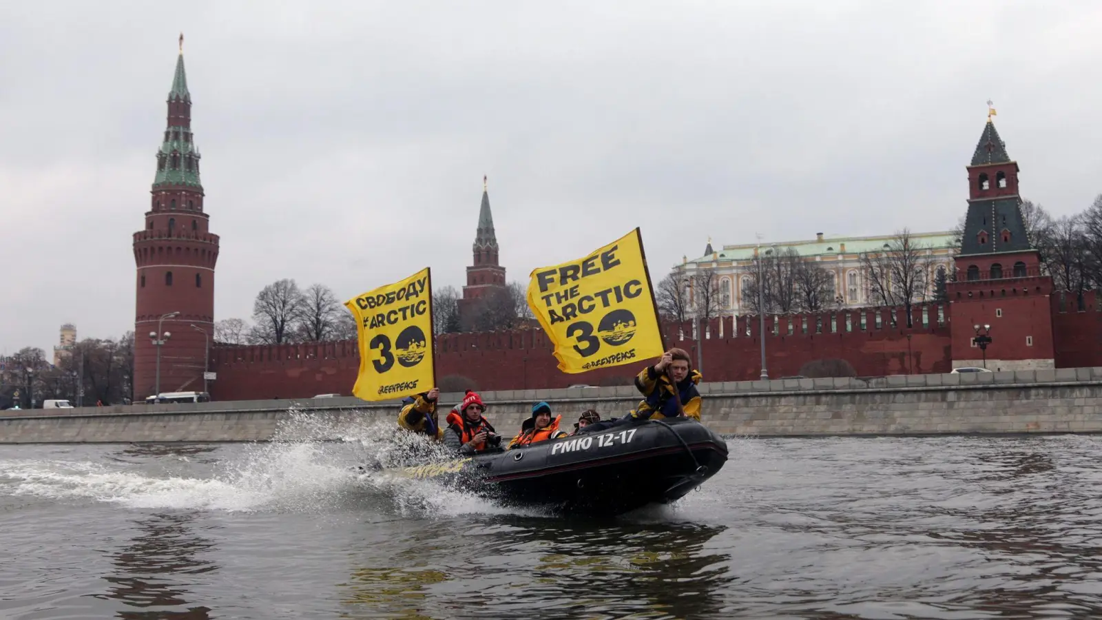 Greenpeace-Aktivisten bei einer Aktion am 06.11.2013 in Moskau. (Foto: Maxim Shipenkov/EPA/dpa)