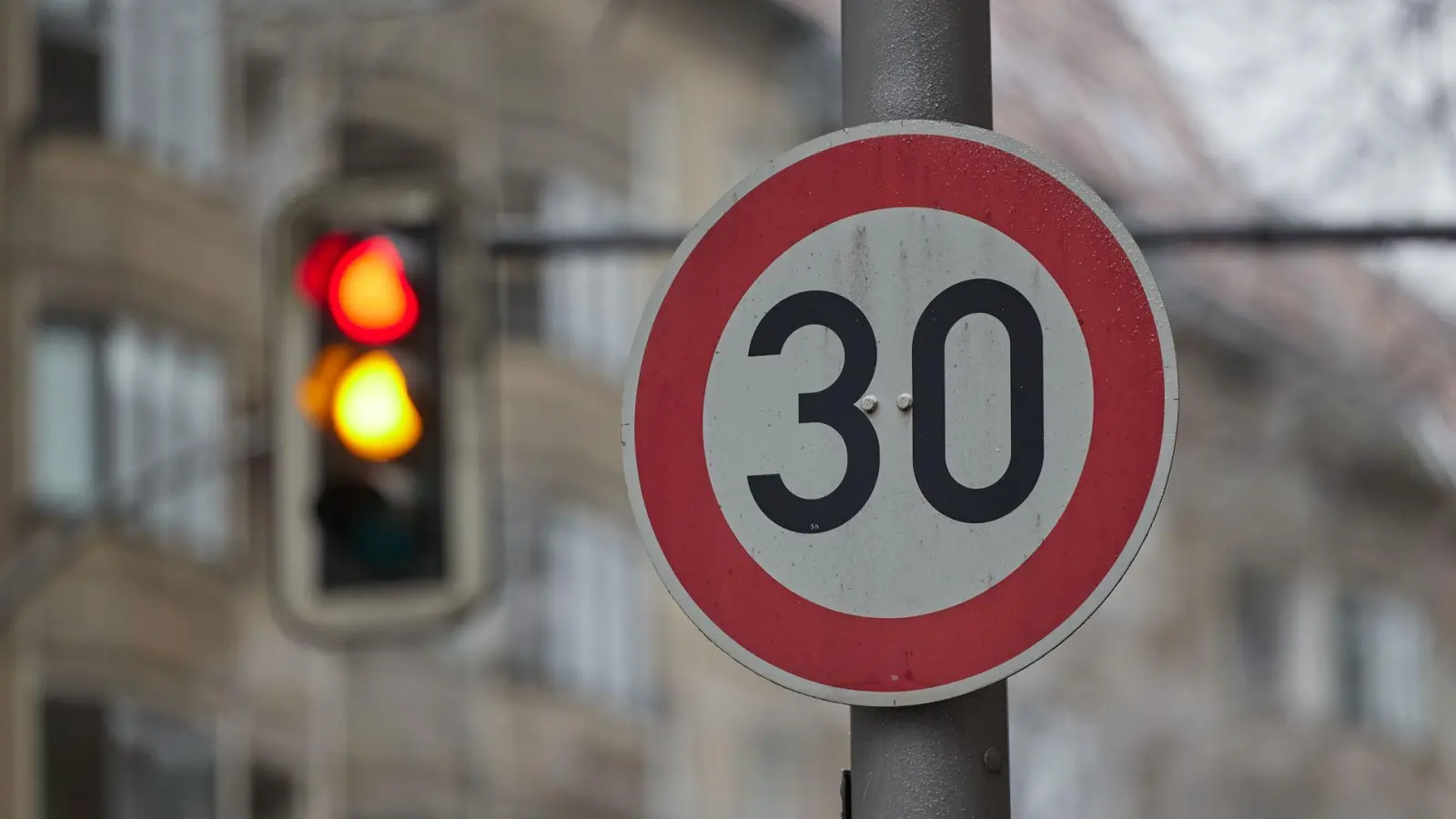Eine neue Studie beleuchtet die Wirkung von Tempo-30-Zonen auf Straßen. (Symbolbild) (Foto: Jörg Carstensen/dpa)