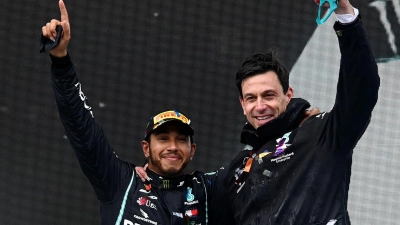 Lewis Hamilton und Teamchef Toto Wolff feierten Erfolge in Serie. (Foto: Ozan Kose/POOL AFP/AP/dpa)