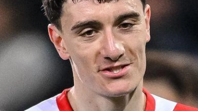 Enttäuscht nach dem 2:2-Unentschieden: Augsburgs Cedric Zesiger. (Foto: Harry Langer/dpa)