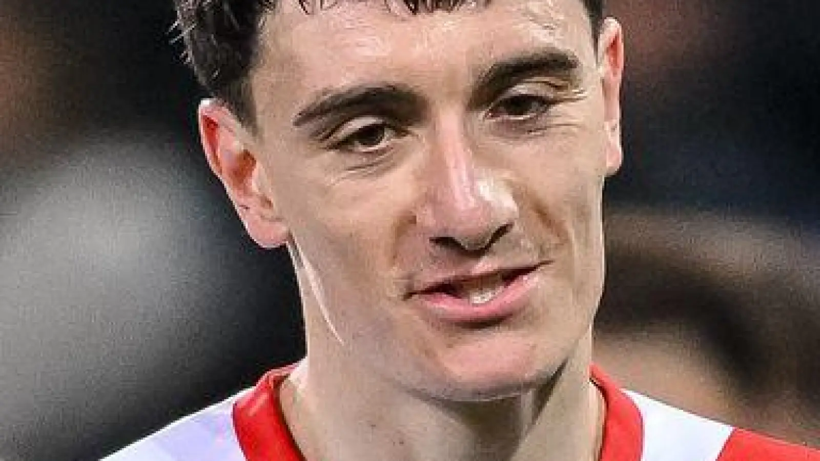 Enttäuscht nach dem 2:2-Unentschieden: Augsburgs Cedric Zesiger. (Foto: Harry Langer/dpa)