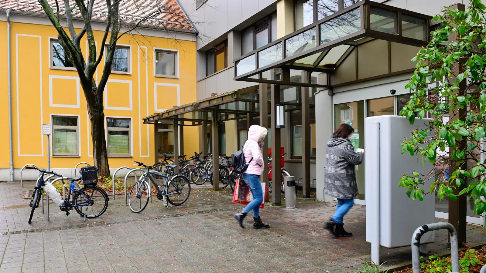 Das Gebäude, in dem unter anderem das Bürgeramt in Ansbach untergebracht ist, erhält eine umfassende Sanierung. (Foto: Jim Albright)