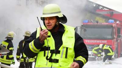 So ist Horst Settler bekannt – als Feuerwehrkommandant und Stadtbrandrat in Aktion. Hier leitete er im November 2019 den Großeinsatz nach einer schweren Explosion in der Humboldtstraße. (Archivfoto: Jim Albright)