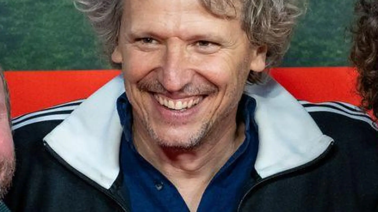 Florian Brückner (l.) und Maxi Schafroth (r.) sind Meister Eder und Pumuckl - unter Regie von Marcus H. Rosenmüller (Mitte). (Foto: Lennart Preiss/dpa)